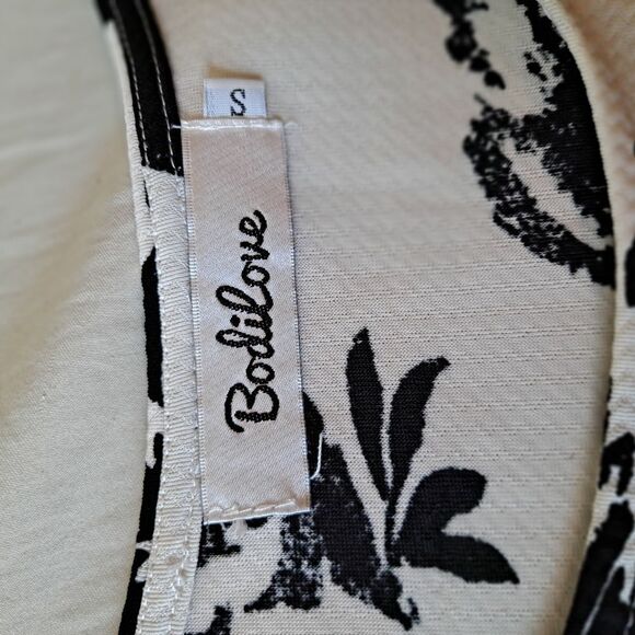 Elegant Black and White Floral Dress - Picture 2 of 3